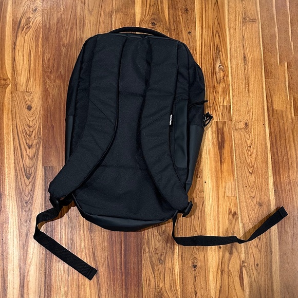 Incase Backpack - Picture 3 of 11